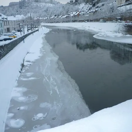 Charming House With View Of The Castle 펜션 부용